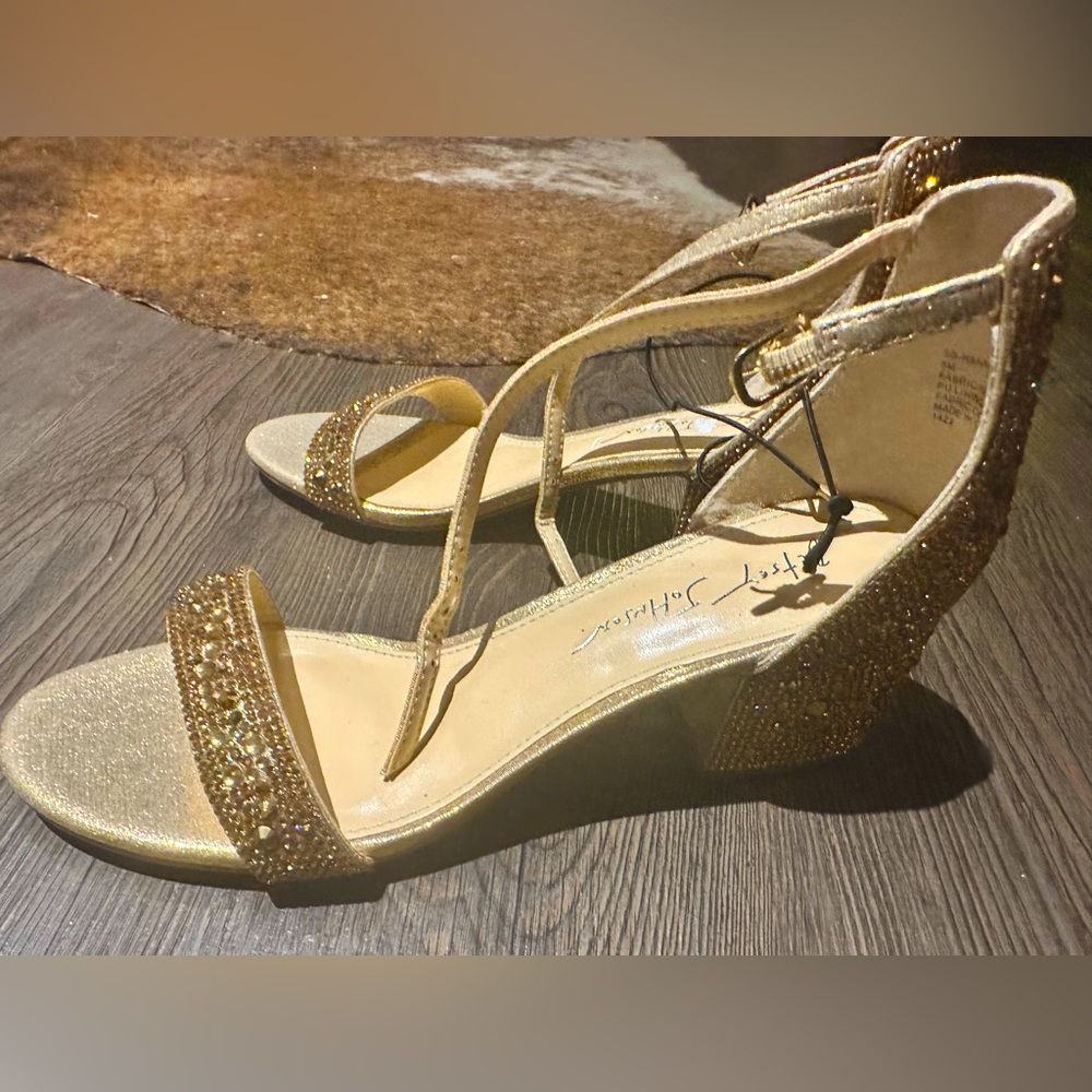 Betsey Johnson glitzy MARI is a flirty Sparkling rhinestone heels. New.